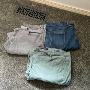 3 pairs Gloria Vanderbilt Amanda jeans